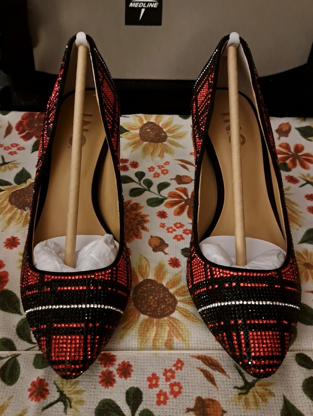 I.N.C. RED PLAID 3" HEELS brand new SIZE 5 beautiful CHRISTMAS SHOE
